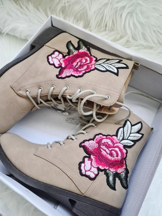 Qupid Shoes - Beige Floral Embroidered Lace-Up Ankle Boots - Red Rose Accent Sz 6